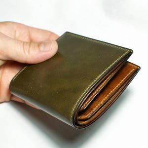 Portefeuille en cuir de Cordoue coquillage vert : pli en deux fait main en Italie