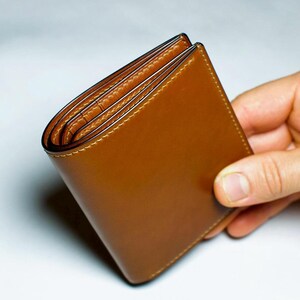 Shell Cordovan Brieftasche aus Vollnarbenleder, Braune Maßgeschneiderte Vertikale Bi-Fold-Brieftasche, Klassische Herren-Brieftasche, Luxusgeschenk nach Maß