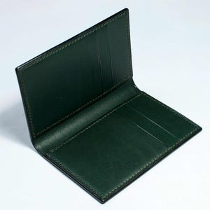 フルグレインレザーのグリーン薄型二つ折り財布、オーダーメイドの縦型二つ折り財布、クラシックなメンズポケットウォレット、高級カスタムメイドギフト