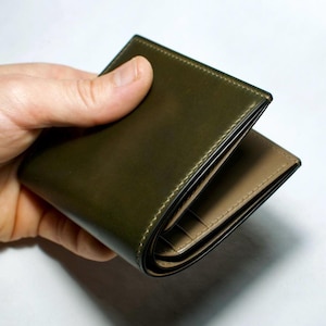 Shell Cordovan Brieftasche aus Vollnarbenleder, Grüne maßgeschneiderte Vertikale Bi-Fold-Brieftasche, klassische Herren-Brieftasche, maßgefertigtes Luxusgeschenk