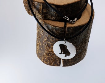Silberanhänger Motiv Hund - Mops sitzend (oder ähnlich aussehende Hunde) mit Silikonhalsband - Karabinerverschluss Silber