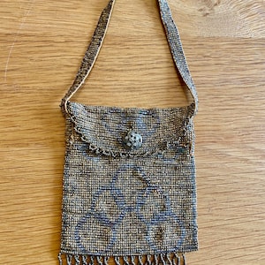 Linda bolsa antiga de contas