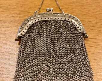 Chain mail finger coin purse