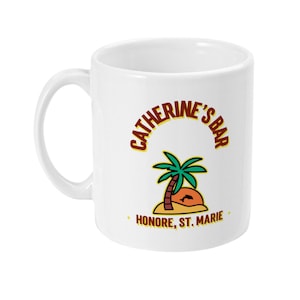 Muerte en el paraíso - Bar de Catalina - Honore - Taza de Santa María - #MuerteEnElParaíso #TV #BritBox