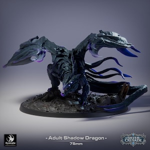 Pode incluir: Miniatura detalhada de um Dragão Sombra Adulto, 75 mm, com um esquema de cores escuro. O dragão tem asas grandes e texturizadas e olhos azuis brilhantes. A base é uma superfície escura e texturizada. O texto "Adult Shadow Dragon" é visível.