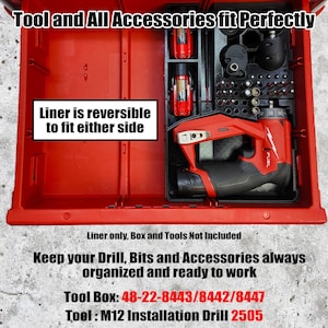Op de afbeelding: Rode gereedschapskist met compartimenten voor gereedschap en accessoires. De tekst "Tool and All Accessories fit Perfectly" staat bovenaan. De tekst "Liner is reversible to fit either side" staat in een witte doos. De tekst "Keep your Drill, Bits and Accessories always organized and ready to work" staat onderaan.
