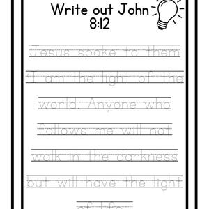 Puede incluir: Hoja de trabajo en blanco y negro con el texto "Write out John 8:12" y una ilustración de una bombilla. El texto incluye el versículo bíblico: "Jesús les habló, diciendo: Yo soy la luz del mundo; el que me sigue, no andará en tinieblas, sino que tendrá la luz de la vida."