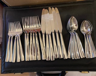 Oneida heavy Flatware Set Stainless steel 18/10, Fork 6, Salad Fork 5, Knife 6, Soup Spoon 6, teaspoon 4. 5 pc Dinner Settings EUC. 27 pc.