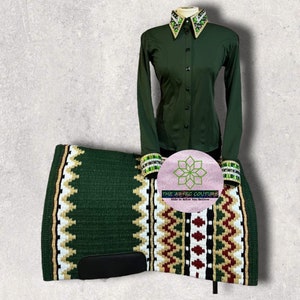 Könnte beinhalten: Ein grünes und weißes Sattelpad mit schwarzem Lederbesatz und einem geometrischen Muster. Das Sattelpad wird mit einem grünen Hemd mit Knöpfen, einem mit Steinen besetzten Kragen und Manschetten kombiniert. Das Hemd und das Sattelpad sind beide mit grünen und weißen Strasssteinen verziert. Der Text "The Aztec Couture" ist auf dem Sattelpad sichtbar.