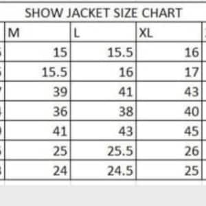 Op de afbeelding: Een maattabel voor showjassen, met maten van 2XS tot 6XL, met metingen in inches voor kraag, schouderbreedte, borst, taille, heup, mouwlengte en ruglengte.