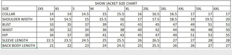 Op de afbeelding: Een maattabel voor showjassen, met maten van 2XS tot 6XL, met metingen in inches voor kraag, schouderbreedte, borst, taille, heup, mouwlengte en ruglengte.