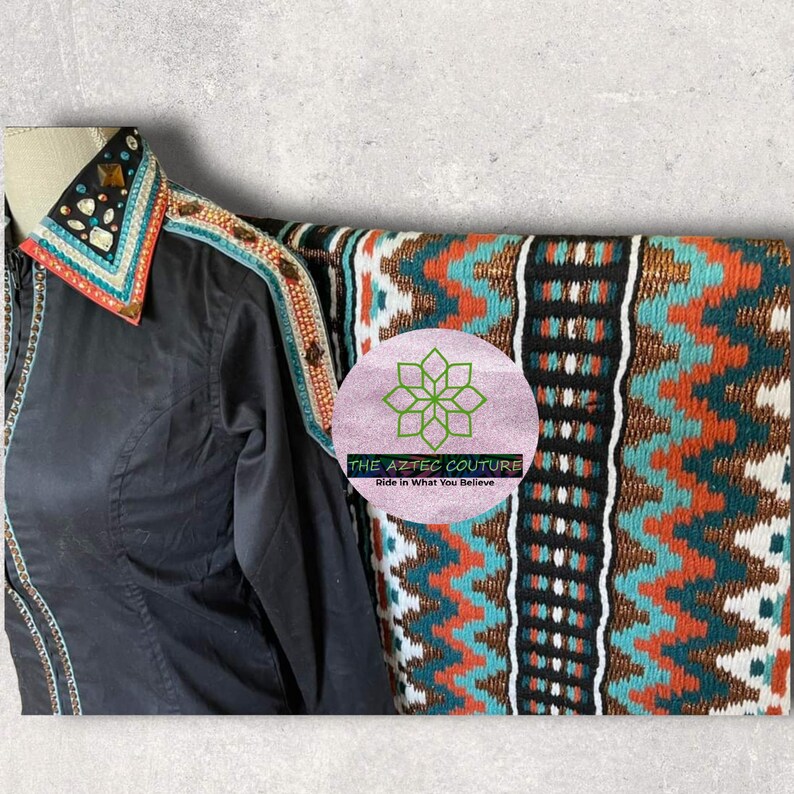 Pode incluir: Uma camisa preta com uma borda de contas turquesa e laranja. A camisa tem um colar decorativo com strass e contas. A camisa &eacute; combinada com um cobertor estampado em turquesa, laranja, marrom e branco com o texto "THE AZTEC COUTURE Ride in What You Believe".