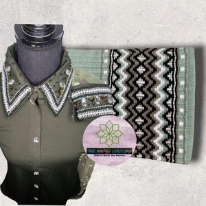 Puede incluir: Una almohadilla de silla de montar para caballo con estampado verde y negro con borde blanco. La almohadilla de silla de montar tiene un borde verde y blanco y el texto "THE AZTEC COUTURE Ride in What You Believe" está impreso en la parte inferior.