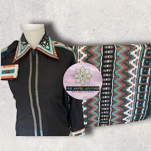 Pode incluir: Camisa western preta com detalhes e enfeites turquesa e laranja. A camisa tem fecho de correr e mangas compridas. A camisa &eacute; combinada com uma manta de sela com padr&atilde;o turquesa, laranja e castanho com o texto "THE AZTEC COUTURE Ride in What You Believe".