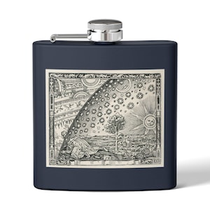 Könnte beinhalten: Eine marineblaue Flasche mit silbernem Verschluss und Scharnier. Sie zeigt eine Schwarz-Weiß-Illustration einer Himmelszene mit Sternen, einer Sonne und einer Figur am Boden.