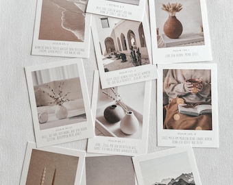 Op de afbeelding: Een set van 10 printbare kaarten met inspirerende bijbelteksten en minimalistische fotografie. De kaarten tonen afbeeldingen van natuur, architectuur en stillevens. De verzen zijn gedrukt in een eenvoudig, modern lettertype.