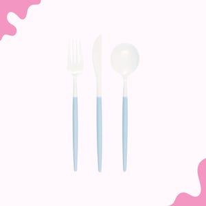 Puede incluir: Un juego de tres cubiertos de plástico blanco: un tenedor, un cuchillo y una cuchara. Cada pieza tiene un mango azul claro. El tenedor tiene cuatro púas, el cuchillo tiene una hoja puntiaguda y la cuchara tiene un cuenco redondo.