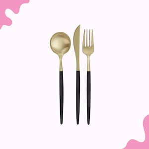 Puede incluir: Un juego de cuchara, cuchillo y tenedor dorados con mangos negros. La cuchara tiene un cuenco redondo, el cuchillo tiene un borde dentado y el tenedor tiene cuatro púas. La cubertería está dispuesta verticalmente.