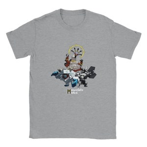 Könnte beinhalten: Ein graues T-Shirt mit einem Pixel-Design eines Charakters mit einer Krone und drei weiteren Charakteren. Der Text "Mouzie's Mobs" ist unter dem Design gedruckt.