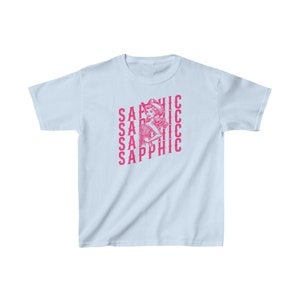 Queer Y2k Baby Tee Sapphic Pride Baby Tee Femboy Odzież 90s Crop Top Retro Lesbijka LGBTQ Prezent Biseksualny T Shirt Parada Dumy Strój Light Blue
