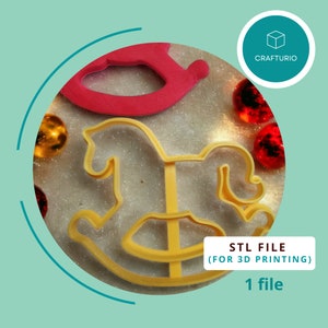 Puede incluir: Un cortador de galletas de plástico amarillo en forma de caballo de balancín, un cortador de galletas de plástico rojo en forma de caballo de balancín y algunas cuentas de vidrio de colores sobre una superficie blanca brillante. ARCHIVO STL (PARA IMPRESIÓN 3D) 1 archivo