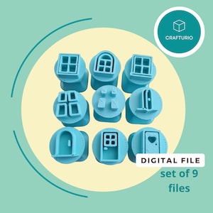 Op de afbeelding: Set van negen blauwe plastic koekjesvormen in de vorm van ramen en deuren. De vormen zijn in een cirkel op een lichtgele achtergrond gerangschikt. DIGITAL FILE set of 9 files