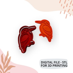 Könnte beinhalten: Zwei vogelförmige Ausstecher, einer rot und einer orange, werden vor einem weißen Hintergrund mit einem rosa und beigen Design gezeigt. Der Text "DIGITAL FILE - STL FOR 3D PRINTING" steht unten. Ideal für Vogel-Themen-Leckereien.