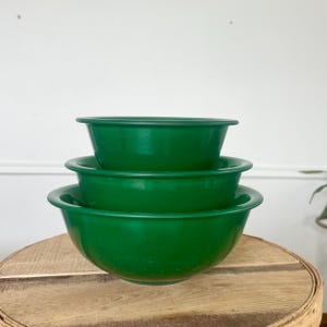 Set of 3 Vintage Pyrex Mixing Bowl Set Hunter Green 1990&#39;s Pyrex Nesting Bowls, Vintage Kitchen, Green Bowls, Vintage Kitchen, Retro