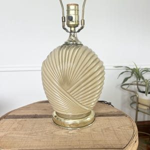 Lampada da tavolo vintage postmoderna color crema anni &#39;80 con base in ottone, beige lucido, vetro, Art Déco, stile Hollywood Regency, ceramica bianco sporco, conchiglia