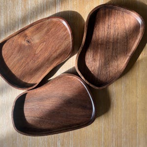 Houten opvangbak, zwart notenhouten sleutelbakje, kleine massief hardhouten bureauschaal met onregelmatige vorm, klein houten bureau, handgemaakt houten bureaudecor