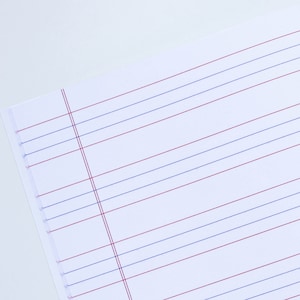 Pode incluir: Uma folha de papel branco com linhas azuis e vermelhas. O papel está em branco e pronto para escrever.
