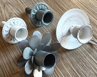Flaschenkerzenhalter  zinkfarben oder weiss gekalkt im Vintagelook, Kerzenhalter für Flaschen,  mit und ohne Henkel oder in Blütenform