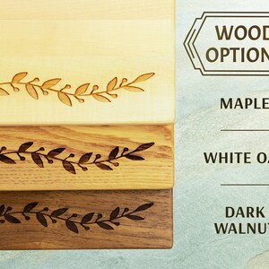K&ouml;nnte beinhalten: Drei Schneidebretter aus Holz mit einem dekorativen, gravierten Design. Die Bretter sind aus Ahorn-, Wei&szlig;eiche- und Nussbaumholz.  WOOD OPTIONS ist in einer dekorativen Schrift auf wei&szlig;em Hintergrund geschrieben.