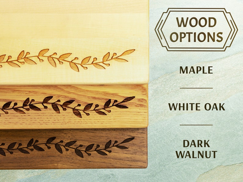 K&ouml;nnte beinhalten: Drei Schneidebretter aus Holz mit einem dekorativen, gravierten Design. Die Bretter sind aus Ahorn-, Wei&szlig;eiche- und Nussbaumholz.  WOOD OPTIONS ist in einer dekorativen Schrift auf wei&szlig;em Hintergrund geschrieben.