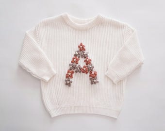 Suéter de bebé personalizado con inicial floral bordada a mano