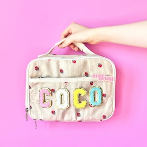 Bolsa de almuerzo personalizada, regalo para la vuelta al cole para niños, lonchera con monograma de fresa, lonchera con letras universitarias, regalo para hijas adolescentes.