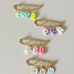 Alfiler de seguridad personalizado, dije de mochila con inicial personalizada, regalo de regreso a clases, broche con letra, regalo de cumpleaños para hija, regalo para el primer día de clases