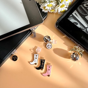 Dije de tapón antipolvo estilo western con forma de bola de discoteca retro para teléfono, dije con forma de bota de vaquero para lector electrónico, accesorio para teléfono con USB-C, regalo para amantes del western.