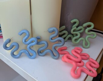 Verschnörkelte Statementohrringe aus Ton | Spaß funky BOLD Schmuck | bunte einzigartige Ohrringe