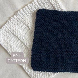 Może przedstawiać: Dwa dzianinowe ściereczki, jedna biała, a druga ciemnoniebieska, z tekstem "KNIT PATTERN" na białej ściereczce.