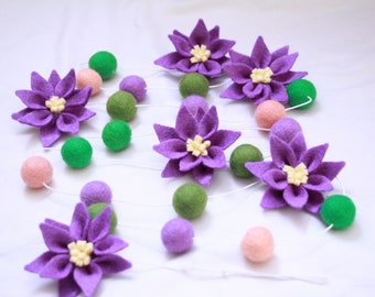 guirlande boule en feutre fleurs violettes | feston à pompons | Décoration de fête | Cadeau de shower de bébé fille | 1er anniversaire | Décoration de chambre d'enfant