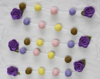 Guirlande de roses en feutre violette | feston de fleurs à pompons | Décoration Garden-Party | Cadeau de shower de bébé fille | 1er anniversaire | Décoration de chambre d'enfant