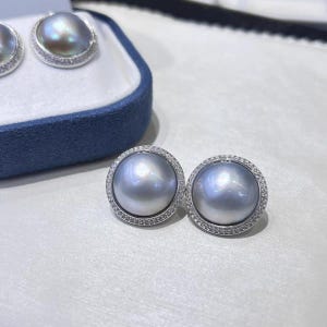 Pendientes de perlas Mabe gris plateado: gema de agua de mar de 16 mm, plata de ley, chapado en oro blanco de 18 quilates.
