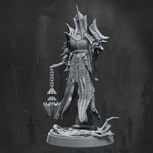 Könnte beinhalten: Graue, detaillierte Figur einer Fantasy-Figur, möglicherweise ein dunkler Lord oder Zauberer. Die Figur trägt eine verzierte Rüstung, einen Helm und eine fließende Robe. Sie hält eine mace-artige Waffe und steht auf einem Sockel mit einer Friedhofsszene.