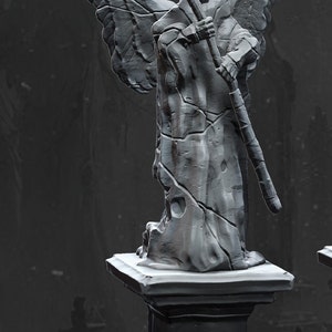 Könnte beinhalten: Graue Statue des Sensenmanns mit großen Federflügeln, die eine Sense hält. Die Figur steht auf einem Sockel mit detailliertem, verwittertem Aussehen. Die Statue hat ein Totenkopfgesicht und trägt einen Kapuzenmantel.