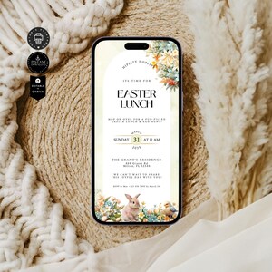 Może przedstawiać: Cyfrowe zaproszenie na obiad wielkanocny z kwiatowym wzorem i ilustracją królika. Zaproszenie zawiera napis "Hippity Hoppity It's Time for Easter Lunch" oraz datę i godzinę wydarzenia: "Niedziela, 31 marca o 11:00 2035". Zaproszenie zawiera również lokalizację: "The Grant's Residence 888 Gray Rd Milton, FL 32588".