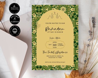 Op de afbeelding: Een rechthoekige uitnodigingskaart met een gouden middenstuk met het silhouet van een moskee en de tekst You're Invited To Our Ramadan Iftar Dinner, omringd door een donkergroene en gouden bloemenrand met complexe patronen.
