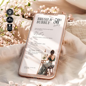 Può includere: Un invito digitale per un 50° compleanno. L'invito è stilizzato come uno schermo di telefono e presenta una donna che dipinge su una tela. Il testo recita "Brush & Bubbly" e "Unisciti a noi per una festa di pittura e degustazione per celebrare il compleanno di Nicole con un tocco creativo!" La data e l'ora della festa sono elencate come "Sab 30 agosto | 2035 alle 16:00". La posizione è elencata come "Bar Next Door, 9139 Sunset Boulevard, West Hollywood, CA 90069".