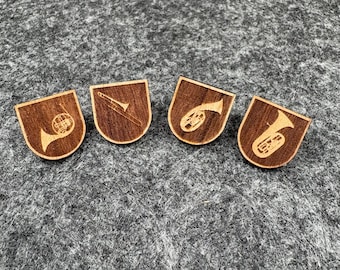 Holz Anstecker Pin Brosche Hutnadel Tracht Lederhose Dirndl Hut Janker Trachtenweste Cap Blasmusik Horn Posaune Bariton Tenorhorn Tuba Kirwa