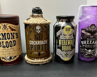 Puede incluir: Cuatro recipientes decorativos con etiquetas: una lata granate etiquetada Demon's Blood, una botella beige con cuerda y cera negra etiquetada Aged Cockroach Spirits, un frasco negro etiquetado 1648 Casket Aged Werewolf Drool y una botella de vidrio morada etiquetada Bloody Buzzard Brew.